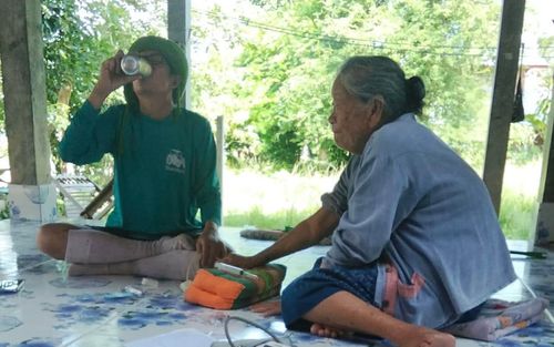 Xôn xao bác sĩ vừa uống bia vừa lấy máu bệnh nhân, dư luận phẫn nộ