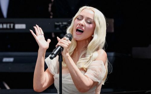 Christina Aguilera tỏa sáng trong váy xuyên thấu tại lễ khánh thành Trung tâm Tổng thống Obama