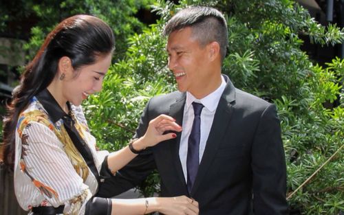 Đồng đội thân thiết chúc mừng khi Lê Công Vinh tiến thêm bước nữa