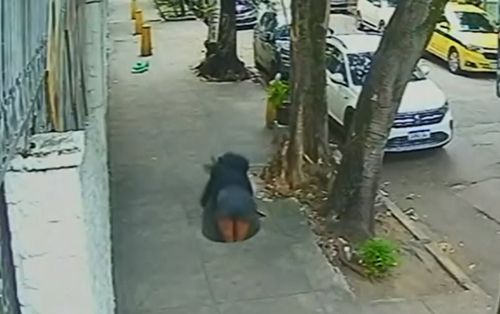 Người phụ nữ bị 'nuốt chửng' khi đang đi trên đường, cảnh tượng camera ghi lại gây xôn xao