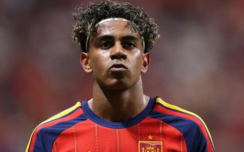 Lamine Yamal chính thức vượt qua Messi