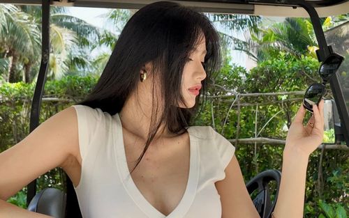 Hoa hậu Ý Nhi nửa kín nửa hở đi biển với bạn trai 24 tuổi