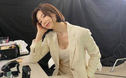 Nhan sắc tuổi 40 của Park Soo Jin gây choáng: Trẻ như nữ sinh, được Bae Yong Joon tháp tùng đầy tình cảm
