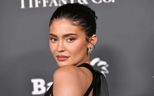 Người mẫu Kylie Jenner lấn sân công nghệ, bắt tay cùng Mark Zuckerberg