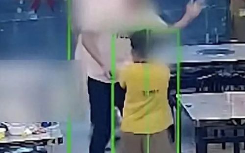 Bé trai 6 tuổi bị người đàn ông tát giữa quán ăn, cách giải quyết sau đó gây phẫn nộ