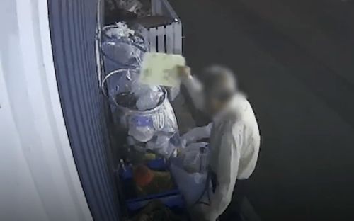 Nhặt được nồi cơm điện cũ, bảo vệ chung cư ngỡ ngàng gần 400 triệu đồng giấu bên trong