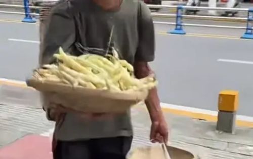 Cụ ông bán rá tre ngủ dưới gầm cầu vì ế hàng, hành động của nữ chủ tiệm khiến nhiều người xúc động