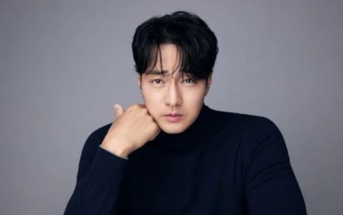 Chuyện gì khiến So Ji Sub vã mồ hôi, phải rút khăn tay ngay trên thảm đỏ?