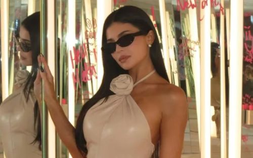 Kylie Jenner quyến rũ trong váy Gucci tái thiết kế