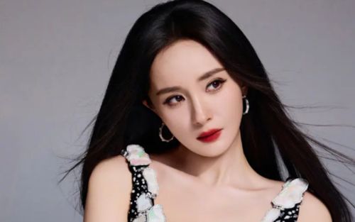 Dương Mịch gây bão với tạo hình quyền lực tại tiệc đề cử Bạch Ngọc Lan