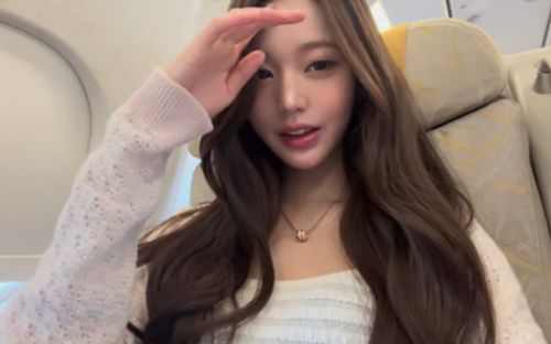 Jang Won Young gây chú ý với diện mạo tự nhiên trên máy bay sau ồn ào