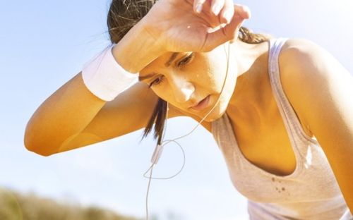 Đi ngoài trời nắng bao lâu thì cơ thể bắt đầu mất nước?