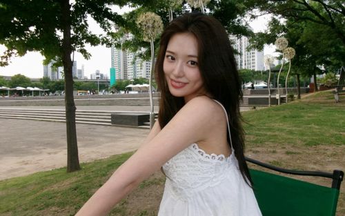 Ahn Yu Jin gây chú ý với nhan sắc nổi bật khi dạo chơi công viên