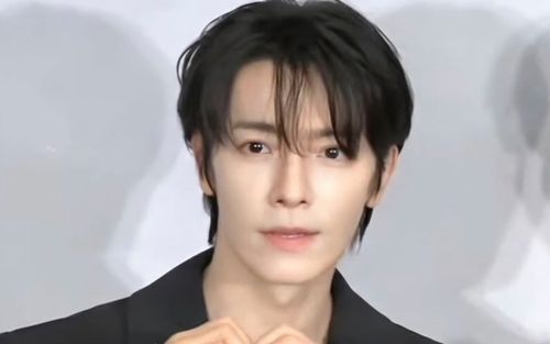 Donghae (SUPER JUNIOR) ngất xỉu giữa sân khấu, bật khóc vì khiến concert gián đoạn