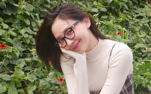 Tóc Tiên công khai hôn môi chàng trai mới