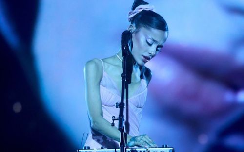 Hỗn loạn tại concert của Ariana Grande, khán giả lao vào ẩu đả ngay khi nữ ca sĩ đang biểu diễn