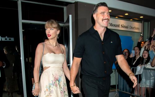 Taylor Swift lần đầu khoe nhẫn cưới sau hôn lễ với Travis Kelce