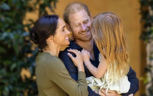 Sau nhiều năm căng thẳng, Vua Charles lần đầu hội ngộ gia đình Harry tại Anh