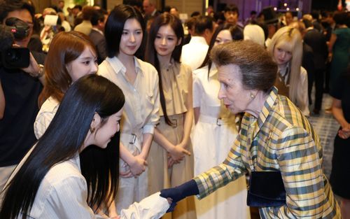 NMIXX gặp Công chúa Anne