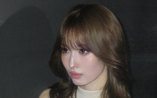 Momo (TWICE) khoe nhan sắc quyến rũ