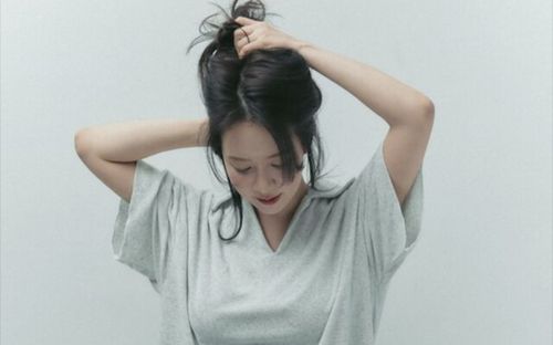 Song Ji Hyo gây sốt với bộ ảnh mới, U50 vẫn trẻ trung nhờ phong cách táo bạo