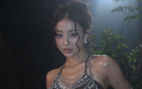 Jihyo (TWICE) gây sốt với tạo hình gợi cảm, chị gái Gong Seung Yeon cũng phải thốt lên