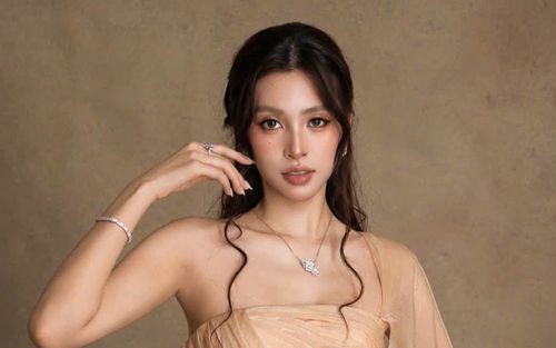 Hoa hậu Tiểu Vy khoe bờ vai thanh mảnh, visual đẹp phát sáng