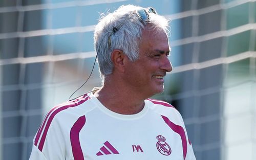 Cuộc gọi đầy nước mắt đã thay đổi tất cả giữa Mourinho và Man United