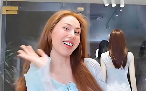 'Thủy Tiên mặc đầm cưới, chụp hình lén lén lút lút'