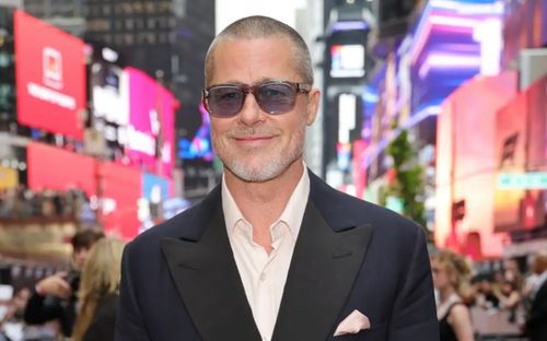 Brad Pitt bị bắt gặp sử dụng đồ uống có cồn tại đám cưới Taylor Swift