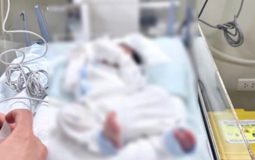 Nghẹt thở khoảnh khắc bé trai mới 3 ngày tuổi được đi cấp cứu giữa giờ cao điểm