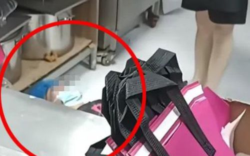 Một mình xử lý hàng trăm đơn gà rán, nam nhân viên bật khóc rồi ngã quỵ xuống sàn
