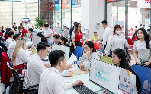 Không khí nhập học sôi nổi tại trường đại học song ngữ - quốc tế