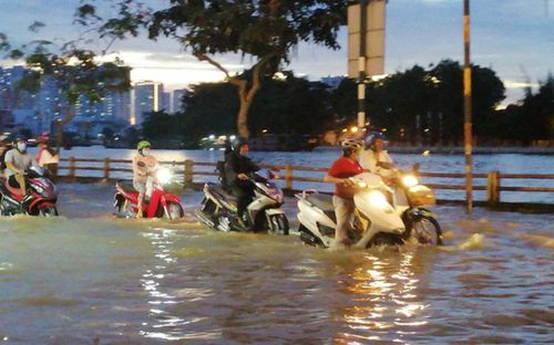 Triều cường dâng cao, nhiều khu vực TP.HCM có nguy cơ ngập trong hôm nay