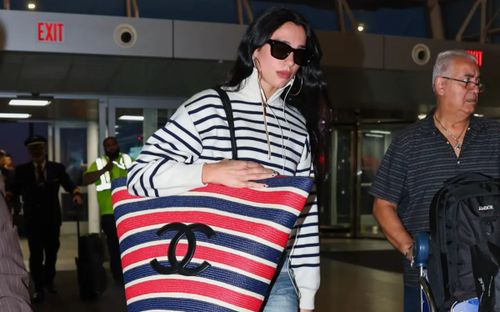 Dua Lipa gây chú ý với chiếc túi khổng lồ