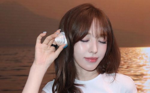 Wendy (Red Velvet) gây chú ý với phong cách đi biển táo bạo