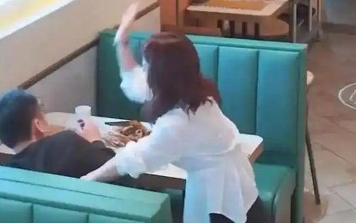 Đang ăn ở nhà hàng, người đàn ông bị bạn gái tát vì một hành động gây xôn xao