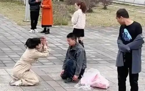 Cô gái quỳ gối giữa đường, liên tục cúi đầu cầu xin một người đàn ông vì một lý do