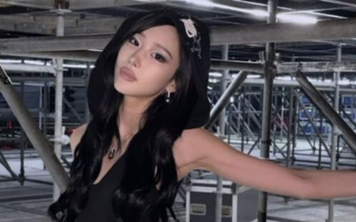 Giselle (aespa) gây sốt với đôi chân cực phẩm trong thiết kế tất hai màu