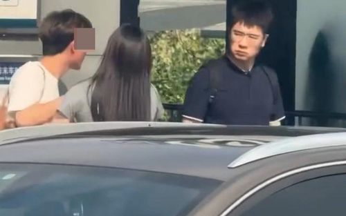 Đôi nam nữ có hành động khó coi giữa đường, cư dân mạng tranh cãi