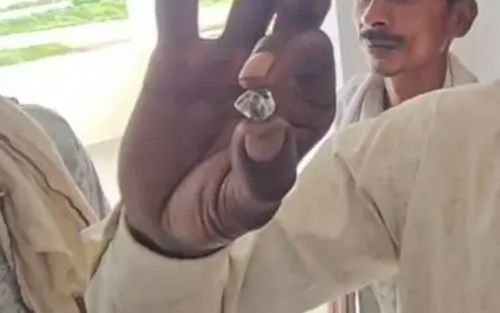 7 công nhân nghèo rủ nhau đi đào mỏ, đổi đời nhờ tìm thấy kho báu trị giá 1,5 tỷ đồng