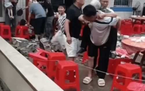 Bức tường nhà đổ sập tại tiệc mừng con đậu đại học, 5 người tử vong thương tâm