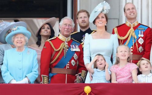 Sau 6 năm rời hoàng gia, Harry và Meghan bất ngờ đưa hai con về Anh