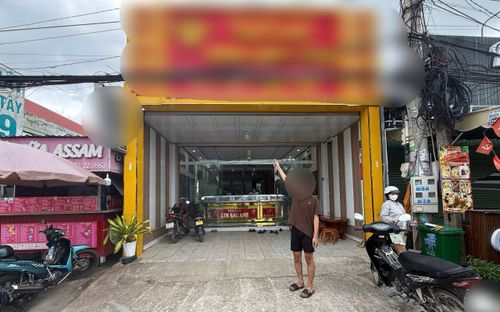 Nam sinh vào tiệm vờ hỏi mua lắc tay bằng vàng và diễn biến đáng sợ tiếp đó khiến người quản lý phải báo Công an