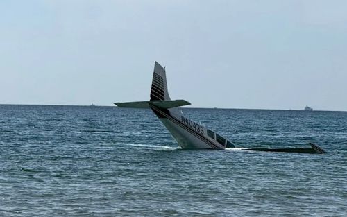 Máy bay lao xuống biển, nhiều du khách bàng hoàng khi chứng kiến