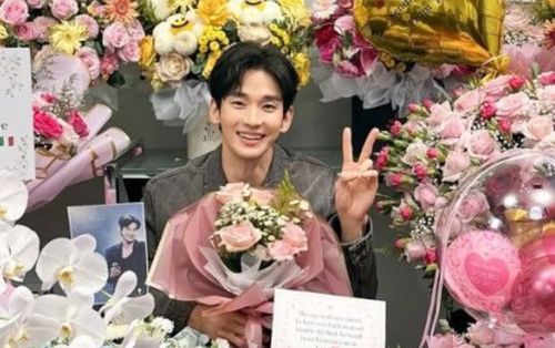 Ngoại hình gây chú ý của Kim Soo Hyun khi tái xuất