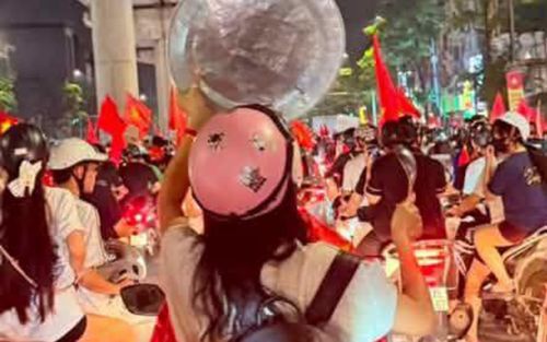 Những trang phục ấn tượng của giới trẻ khi xuống đường 'đi bão' ăn mừng tuyển Việt Nam vô địch