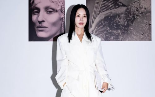 Uhm Jung Hwa ở tuổi 57 vẫn cực chất, diện crop-top đầy cá tính
