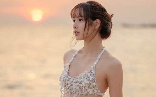 Bức ảnh gợi cảm của Lisa bị chỉ trích, nghi đạo nhái Ayra Starr