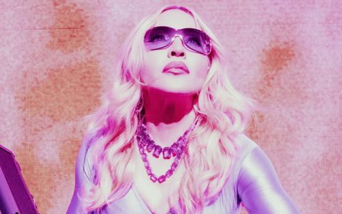 Madonna khoe phong cách táo bạo với corset lụa tím